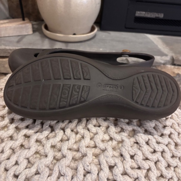 EUC Crocs Women's Jayna Slingback Ballet Flats SZ 8 w/ Flower Charm Gray Brown - Picture 11 of 11